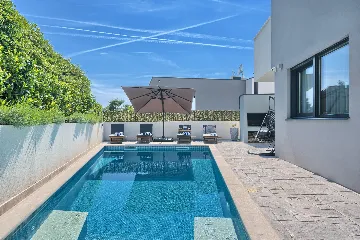 Modern 3-Bedroom Villa with Private Pool in Podstrana