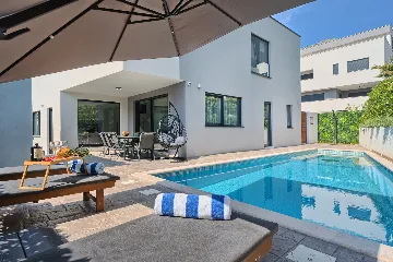 Modern 3-Bedroom Villa with Private Pool in Podstrana