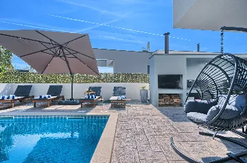 Modern 3-Bedroom Villa with Private Pool in Podstrana