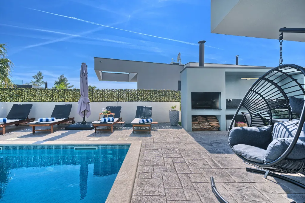 Modern 3-Bedroom Villa with Private Pool in Podstrana