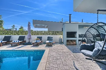 Modern 3-Bedroom Villa with Private Pool in Podstrana