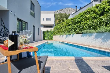 Modern 3-Bedroom Villa with Private Pool in Podstrana