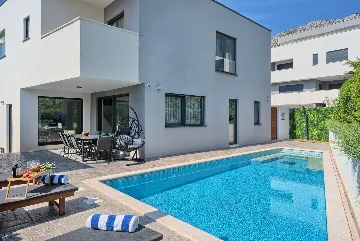 Modern 3-Bedroom Villa with Private Pool in Podstrana