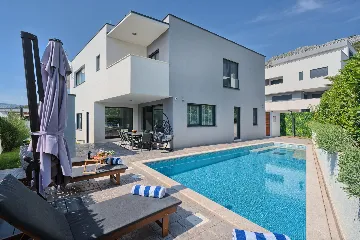 Modern 3-Bedroom Villa with Private Pool in Podstrana