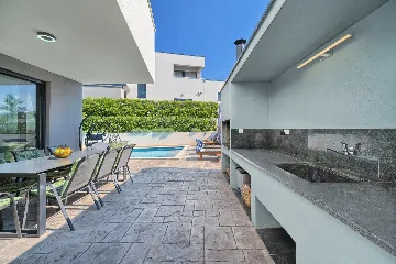 Modern 3-Bedroom Villa with Private Pool in Podstrana