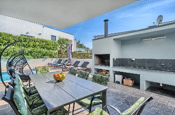 Modern 3-Bedroom Villa with Private Pool in Podstrana