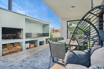 Modern 3-Bedroom Villa with Private Pool in Podstrana