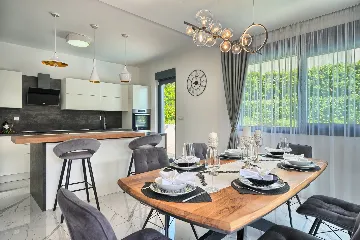 Modern 3-Bedroom Villa with Private Pool in Podstrana