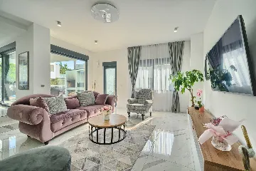 Modern 3-Bedroom Villa with Private Pool in Podstrana