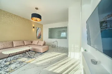 Modern 3-Bedroom Villa with Private Pool in Podstrana