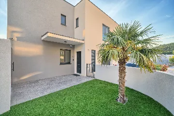 Modern 3-Bedroom Villa with Private Pool in Podstrana