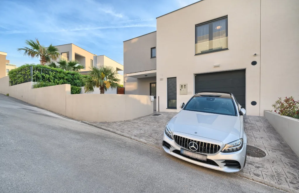 Modern 3-Bedroom Villa with Private Pool in Podstrana