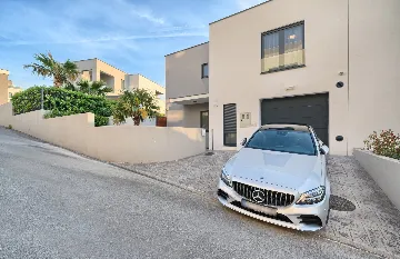 Modern 3-Bedroom Villa with Private Pool in Podstrana