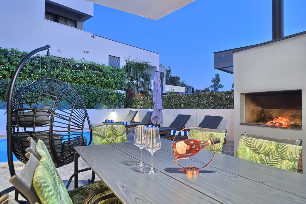 Modern 3-Bedroom Villa with Private Pool in Podstrana
