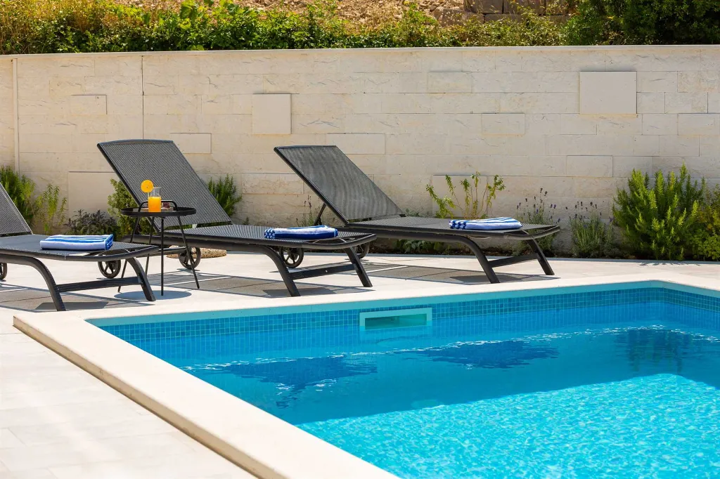 Modern 5-Bedroom Villa with Pool in Podstrana