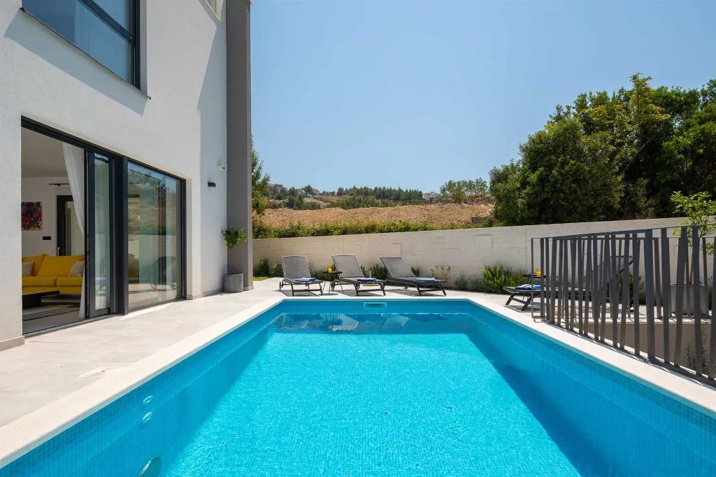 Modern 5-Bedroom Villa with Pool in Podstrana