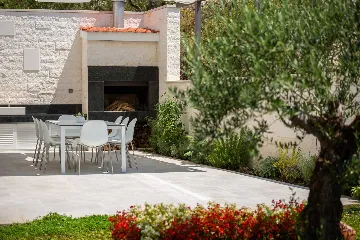 Modern 5-Bedroom Villa with Pool in Podstrana