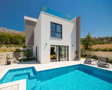 Modern 5-Bedroom Villa with Pool in Podstrana