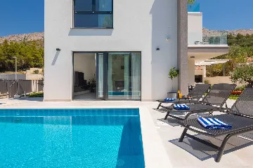 Modern 5-Bedroom Villa with Pool in Podstrana