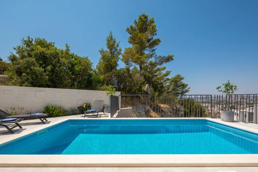 Modern 5-Bedroom Villa with Pool in Podstrana