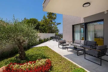 Modern 5-Bedroom Villa with Pool in Podstrana