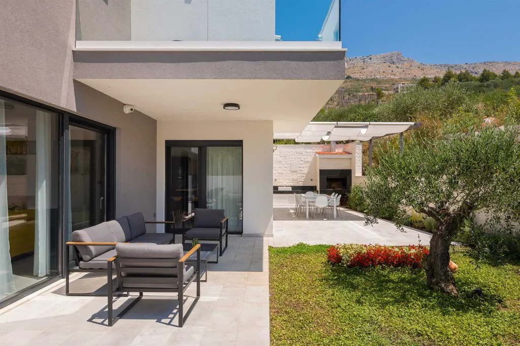 Modern 5-Bedroom Villa with Pool in Podstrana