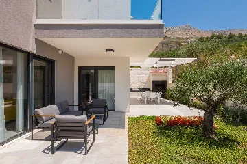 Modern 5-Bedroom Villa with Pool in Podstrana