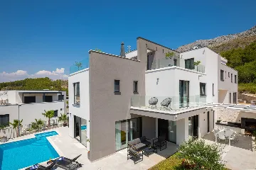 Modern 5-Bedroom Villa with Pool in Podstrana