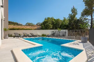 Modern 5-Bedroom Villa with Pool in Podstrana
