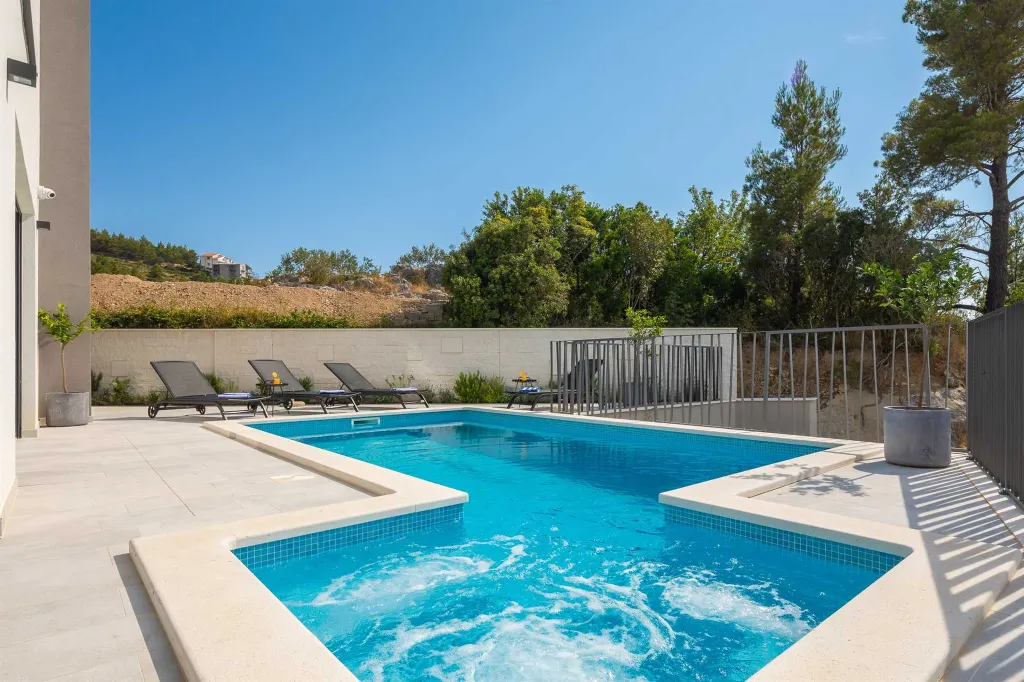 Modern 5-Bedroom Villa with Pool in Podstrana