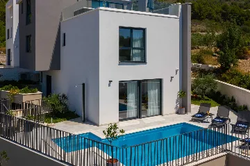 Modern 5-Bedroom Villa with Pool in Podstrana