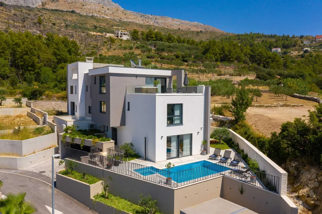 Modern 5-Bedroom Villa with Pool in Podstrana