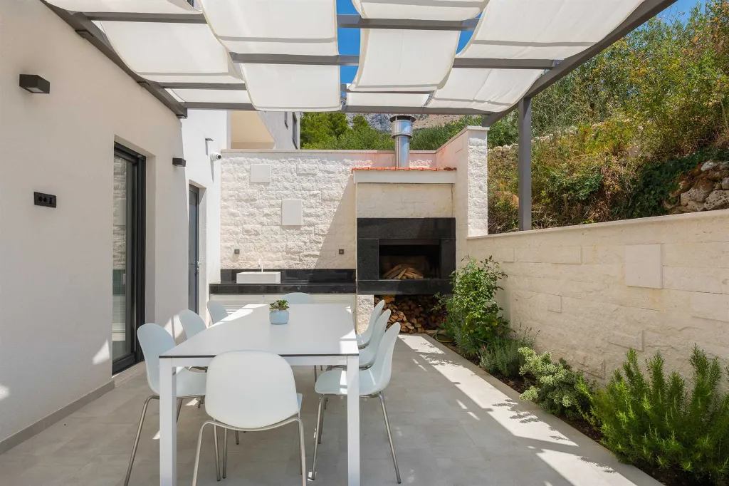 Modern 5-Bedroom Villa with Pool in Podstrana