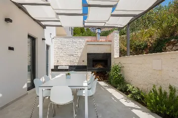 Modern 5-Bedroom Villa with Pool in Podstrana