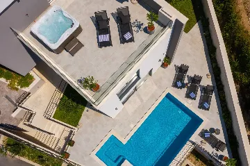 Modern 5-Bedroom Villa with Pool in Podstrana