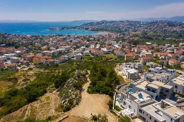 Modern 5-Bedroom Villa with Pool in Podstrana