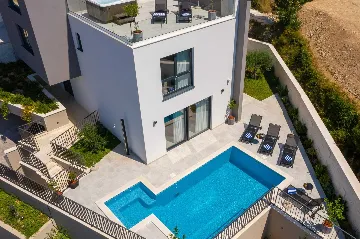 Modern 5-Bedroom Villa with Pool in Podstrana