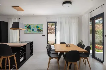 Modern 5-Bedroom Villa with Pool in Podstrana