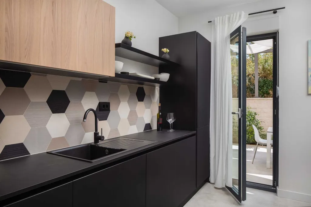 Modern 5-Bedroom Villa with Pool in Podstrana