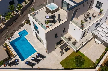 Modern 5-Bedroom Villa with Pool in Podstrana