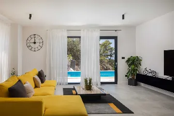 Modern 5-Bedroom Villa with Pool in Podstrana