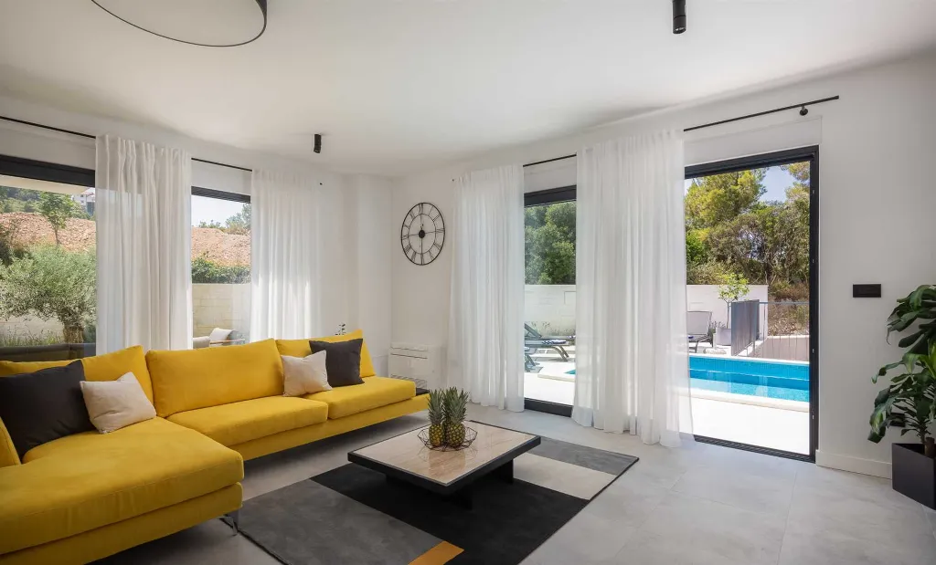 Modern 5-Bedroom Villa with Pool in Podstrana