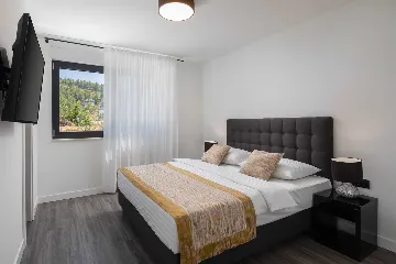 Modern 5-Bedroom Villa with Pool in Podstrana