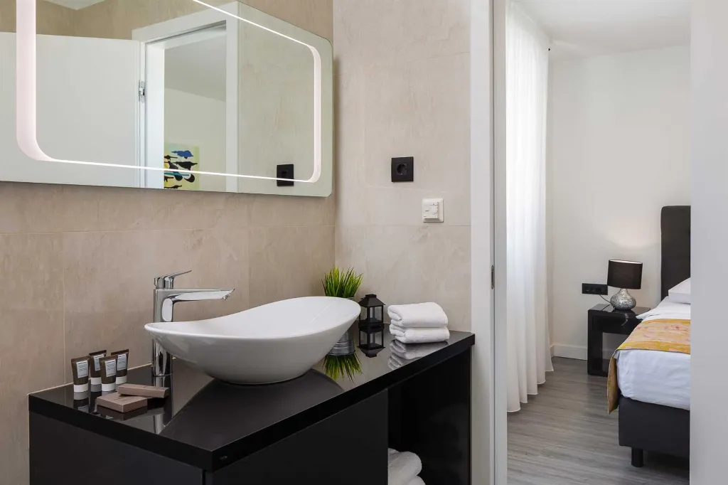 Modern 5-Bedroom Villa with Pool in Podstrana