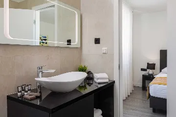 Modern 5-Bedroom Villa with Pool in Podstrana