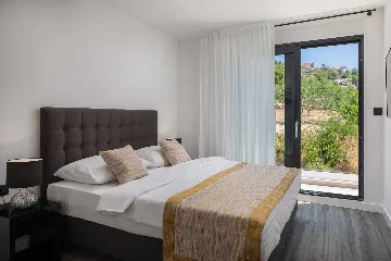 Modern 5-Bedroom Villa with Pool in Podstrana