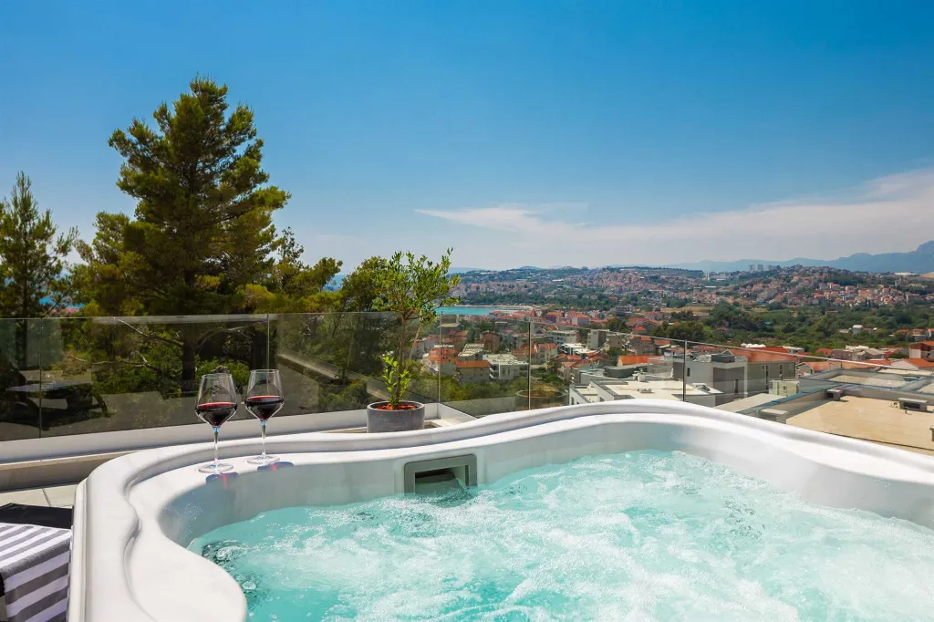 Modern 5-Bedroom Villa with Pool in Podstrana