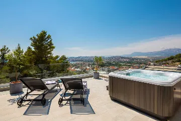 Modern 5-Bedroom Villa with Pool in Podstrana