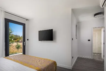 Modern 5-Bedroom Villa with Pool in Podstrana