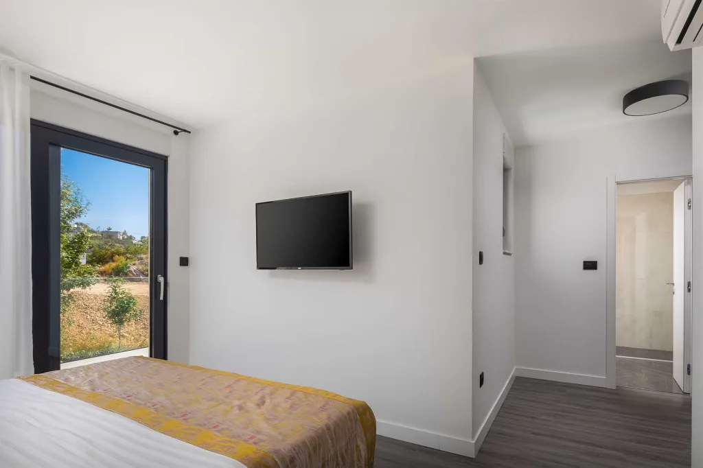 Modern 5-Bedroom Villa with Pool in Podstrana